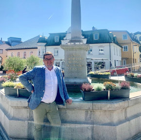 Erster Bürgermeister Andreas Kroner vor dem Stadtbrunnen am Stadtplatz